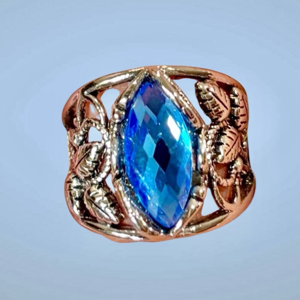 💥2/$24 or 3/$30💥 Antiqued silver ring with royal blue faceted stone. NWT. Sz 7 - Picture 2 of 7
